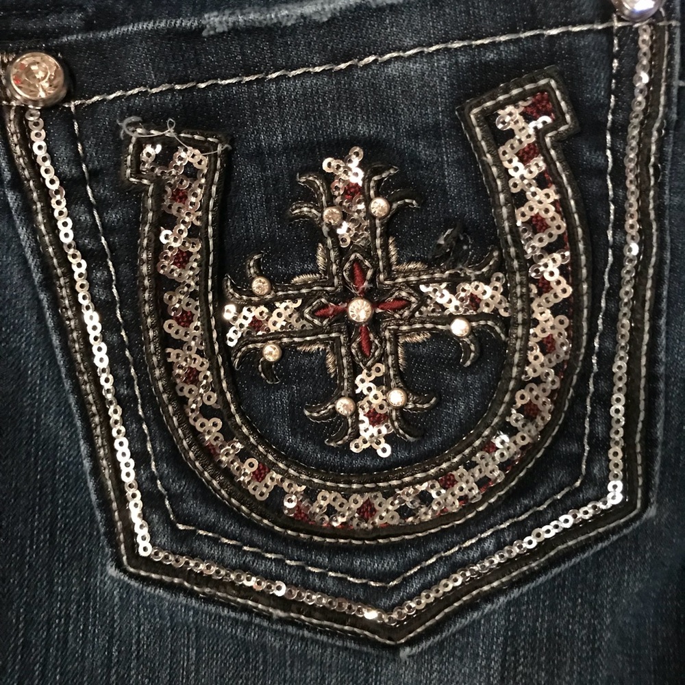 Size 27. Bedazzled horseshoe. MISS ME JEANS. 🎉